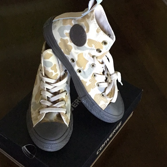 Boys Converse Chuck Taylor camo hi top sneakers - Picture 3 of 8